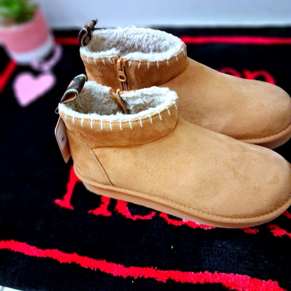 NWT Muk Luk Tan Suede Ankle Boots with Sherpa Lining Size 9 - Picture 2 of 9